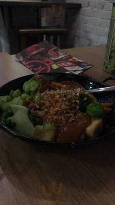 P'nut Street Noodles