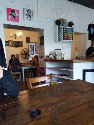 Erb 'n' Flo Breakfast And Coffee Bar