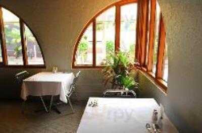 Alexander's Bar And Restaurant