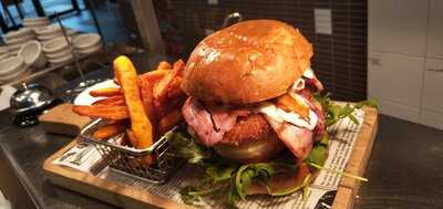 Australian National Hotel