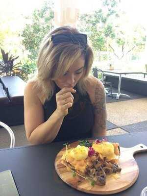 Headquarters Cafe And Grill