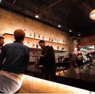 Hummingbird Bar & Restaurant