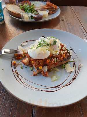 Metropole Bar & Eatery