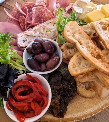 Dreux Bar & Restaurant