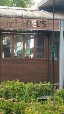 Raffael's Cafe Bar & Grill