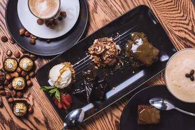 The Sporting Globe Fountain Gate