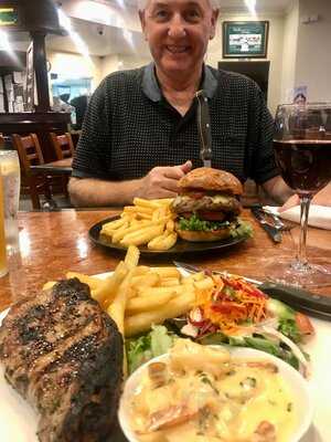 Hank's Bar And Bistro