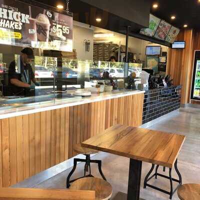 Domino's Pizza Karawara