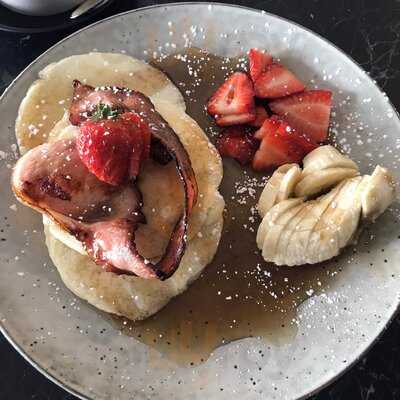 Six Sisters & A Pigeon
