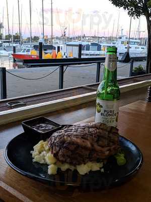 Hooked Restaurant & Grill