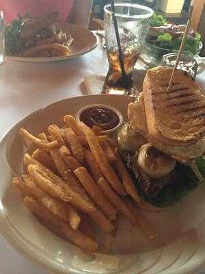 Clancy's Restaurant & Overflow Bar