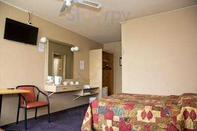 Dolphin’s Harbourside Hotel