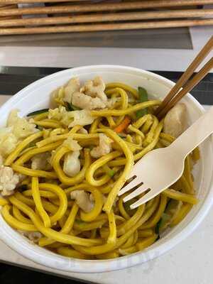 Noodle & Sushi Paradise