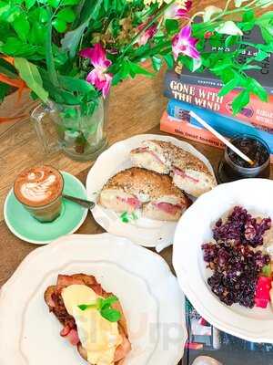 Ampersand Cafe & Bookstore