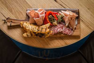 Hightail Bar & Grill