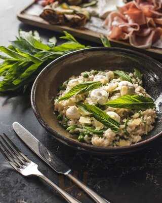 Dooleys Lloyd's Bistro