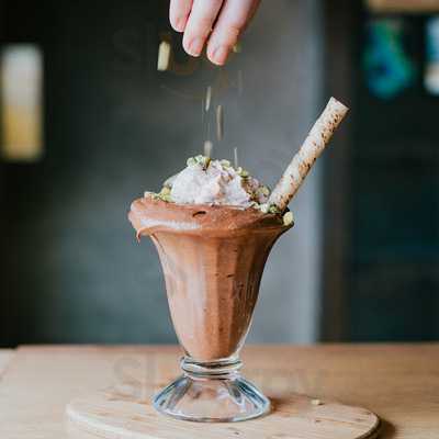 Zigzag Salads And Burgers