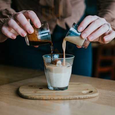 Zigzag Salads And Burgers