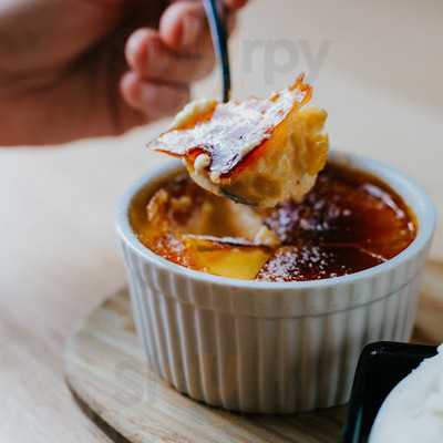 Zigzag Salads And Burgers