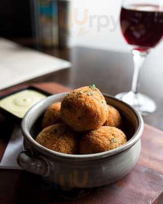 Zigzag Salads And Burgers