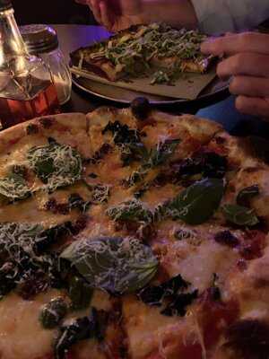 Mary's Pizzeria At The Landsdowne Hotel