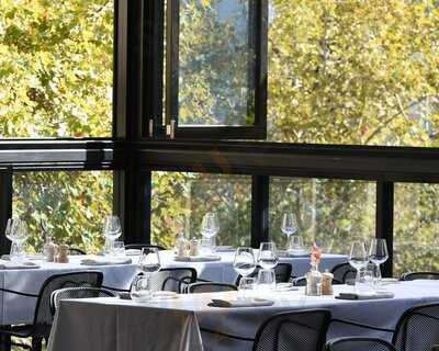 Verandah Bar & Dining At Strathmore Hotel