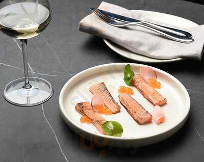 Verandah Bar & Dining At Strathmore Hotel