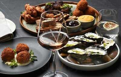 Verandah Bar & Dining At Strathmore Hotel