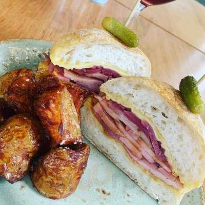 A'petit Bar & Bistro