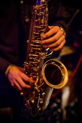 Room Fine Art Wine & Dine