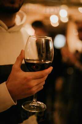 Room Fine Art Wine & Dine