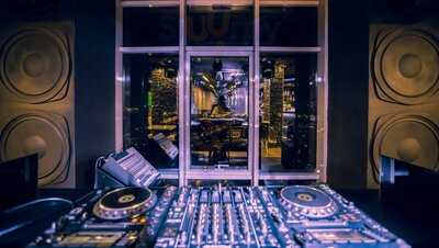 High Boost Restaurant & Lounge