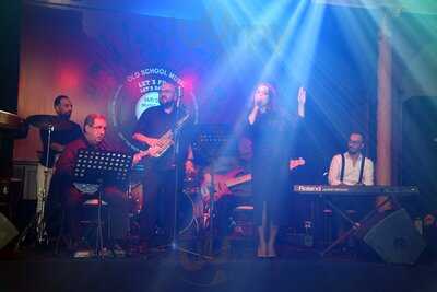 Musichall Sari Gelin