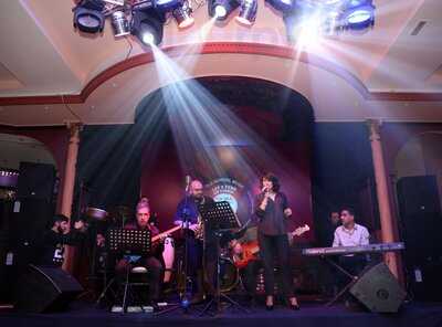 Musichall Sari Gelin