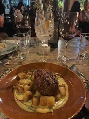 Lucca Lounge & Bistrô