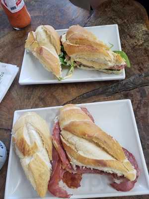 Empório Pão Com Linguiça