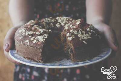Com Amor, Bolo.
