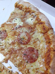 Pizza gigantesca com outra pizza no meio em Balneário Camboriú #pizza