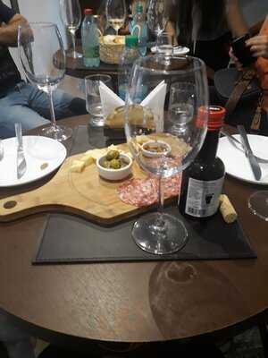 Vinoteca Escola De Vinhos E Adega