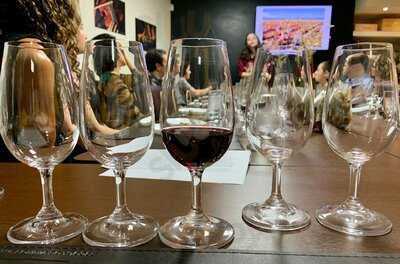 Vinoteca Escola De Vinhos E Adega