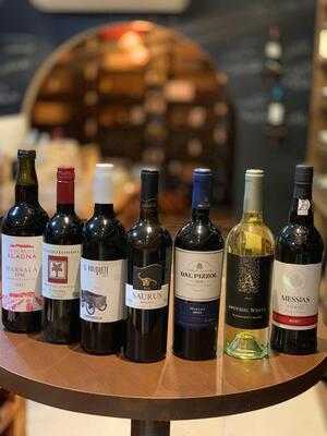 Vinoteca Escola De Vinhos E Adega