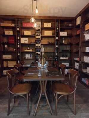 Vinoteca Escola De Vinhos E Adega