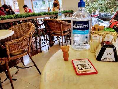 Paris Confeitaria E Cafe Bakery