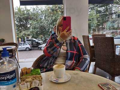 Paris Confeitaria E Cafe Bakery