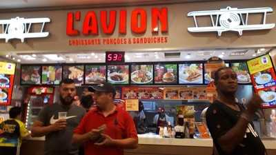 L'avion Croissants E Sanduíches