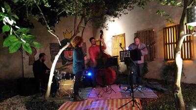 No Quintal Da Mariana Tem Um Limoeiro Bar E Restaurante