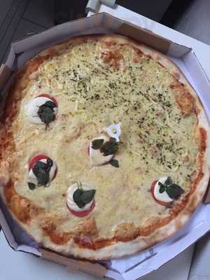 Caprese Pizzaria
