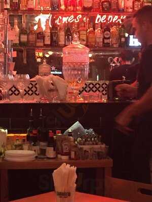 Garagem Comes E Bebes