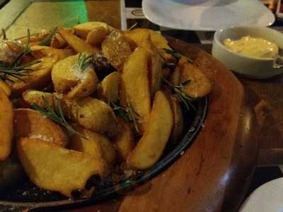 Garage V8 Food Station