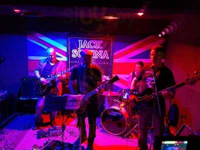 Garage V8 Food Station